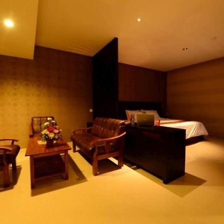 Emilia Hotel By Amazing - Palembang Exterior photo