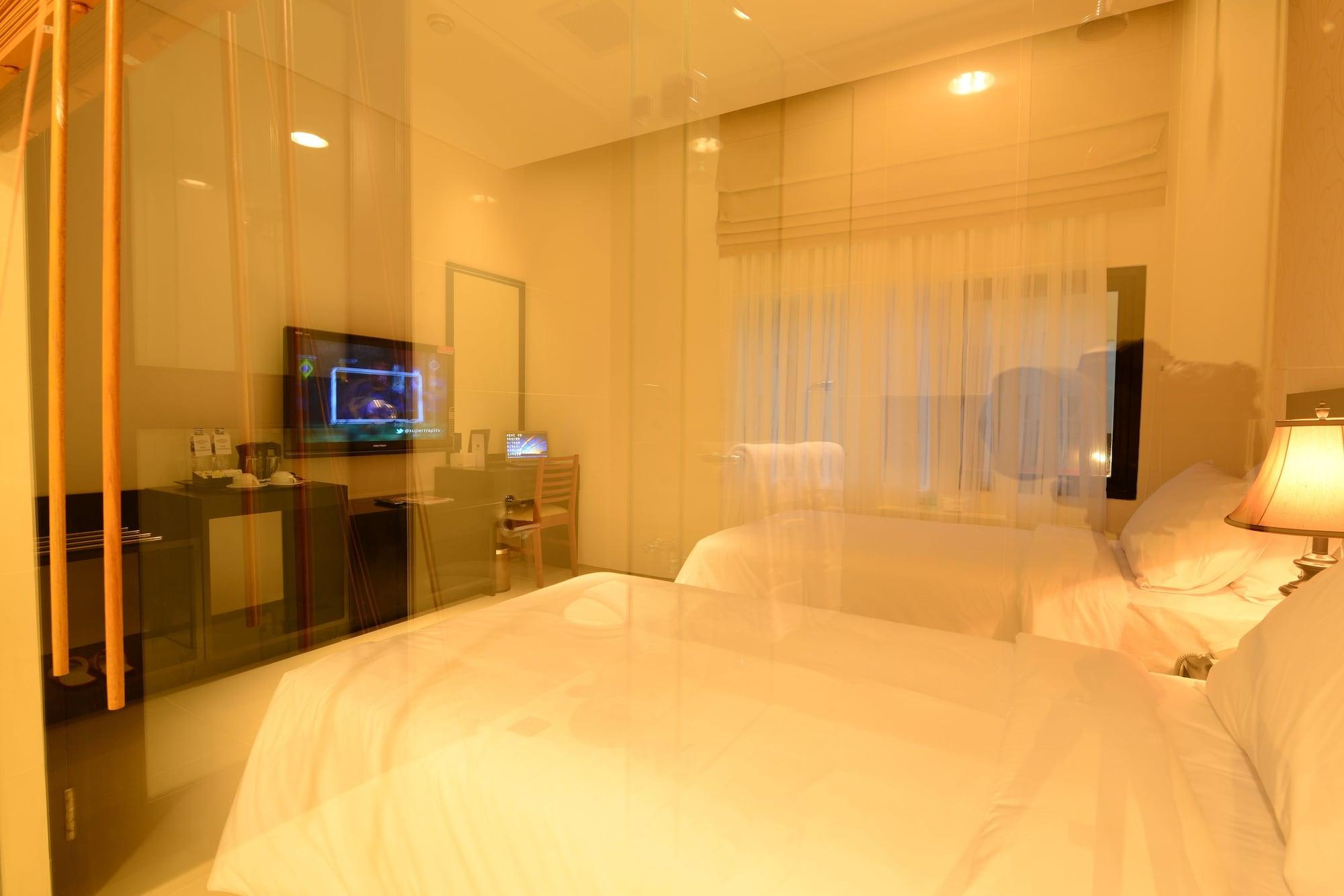 Emilia Hotel By Amazing - Palembang Exterior photo