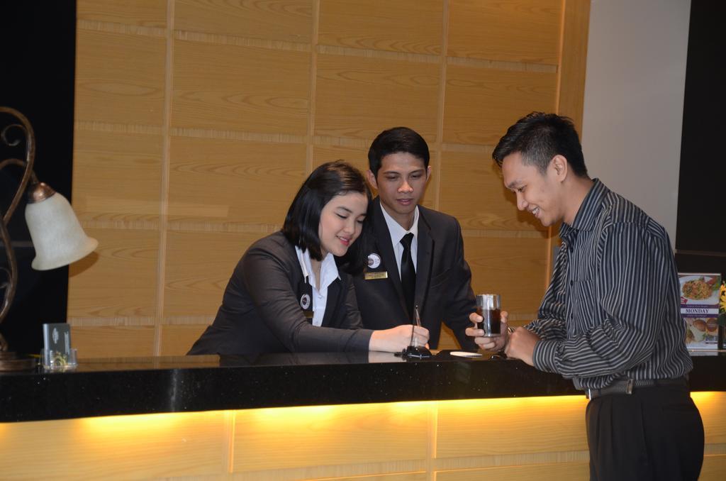Emilia Hotel By Amazing - Palembang Exterior photo