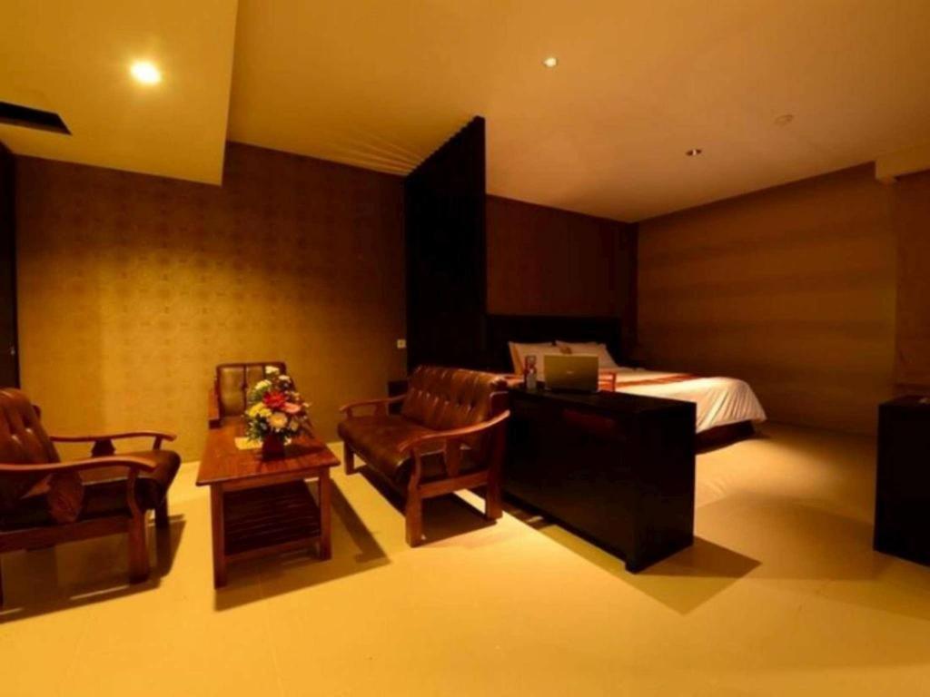 Emilia Hotel By Amazing - Palembang Exterior photo