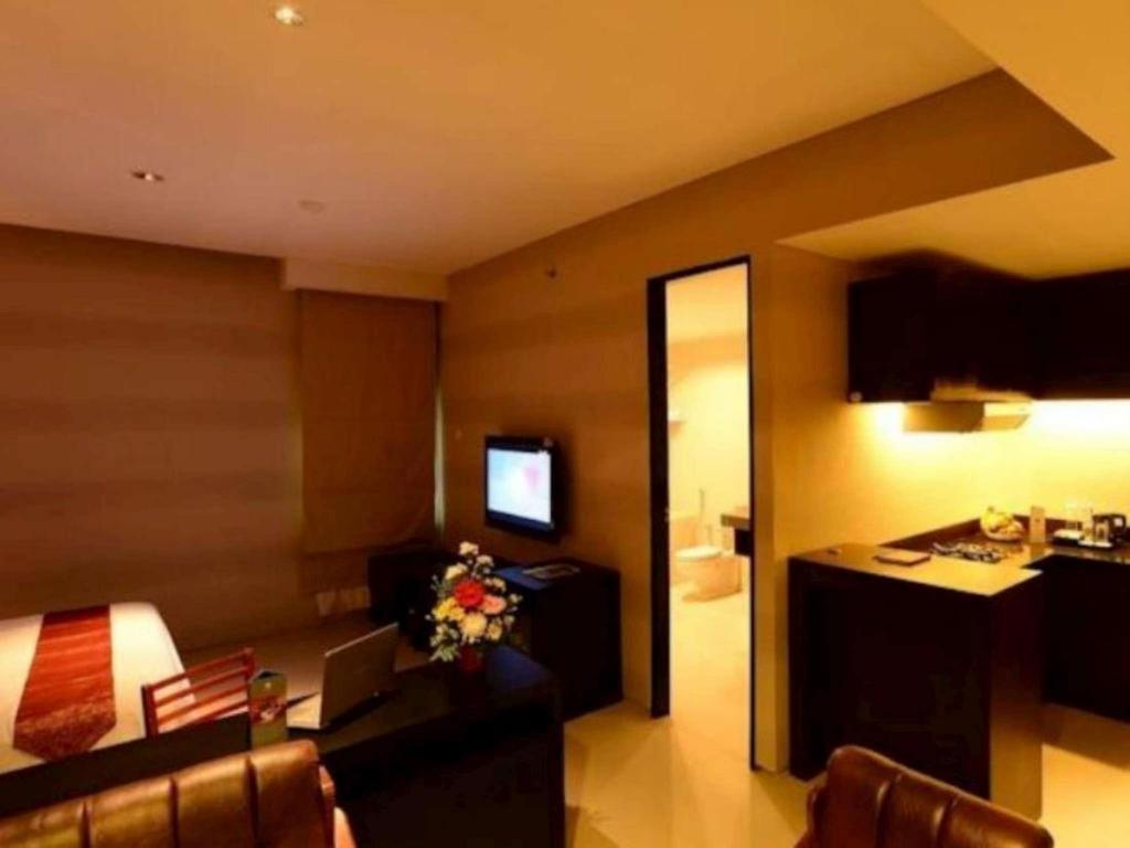 Emilia Hotel By Amazing - Palembang Exterior photo