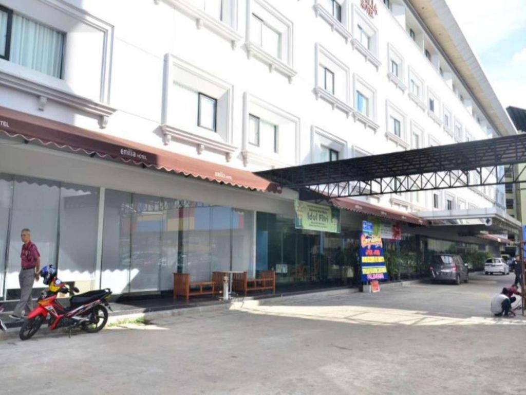 Emilia Hotel By Amazing - Palembang Exterior photo