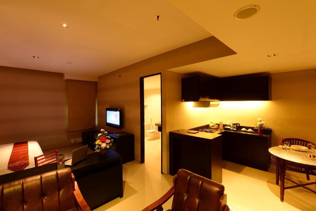 Emilia Hotel By Amazing - Palembang Exterior photo