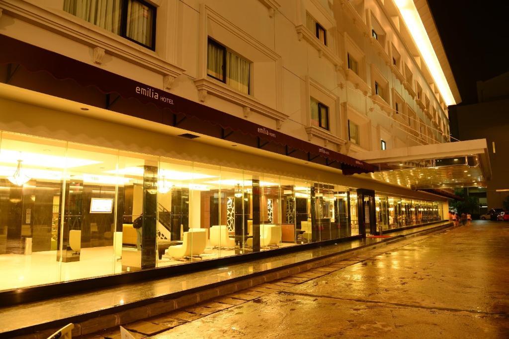 Emilia Hotel By Amazing - Palembang Exterior photo