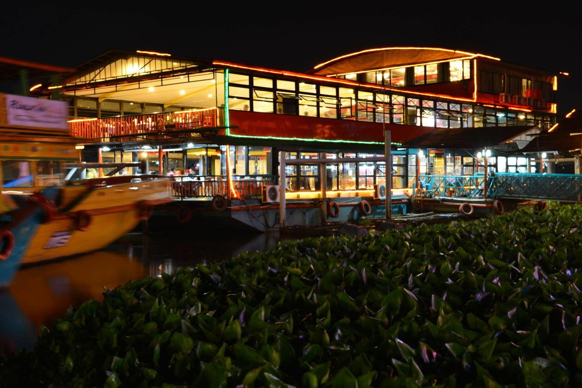 Emilia Hotel By Amazing - Palembang Exterior photo