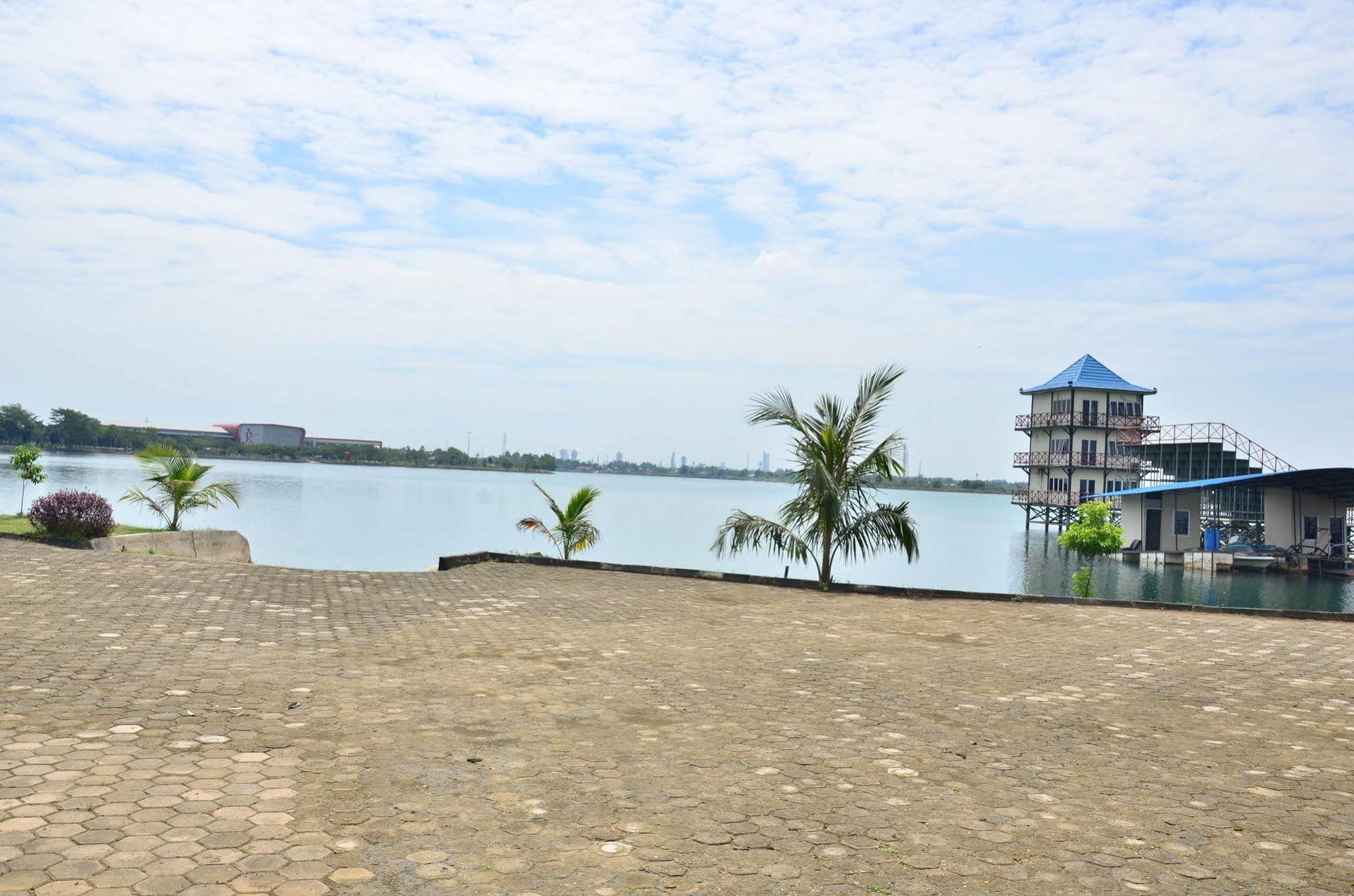 Emilia Hotel By Amazing - Palembang Exterior photo