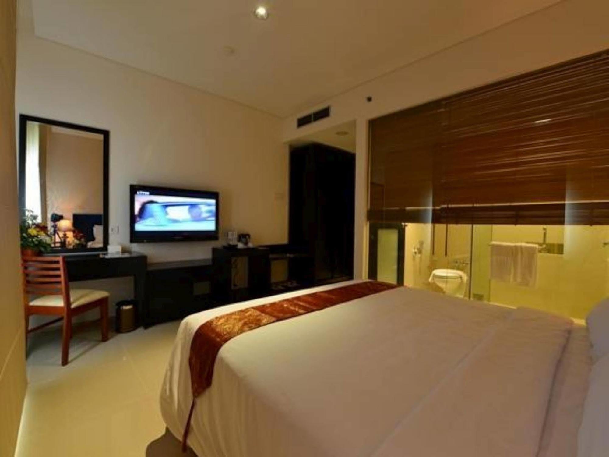 Emilia Hotel By Amazing - Palembang Exterior photo