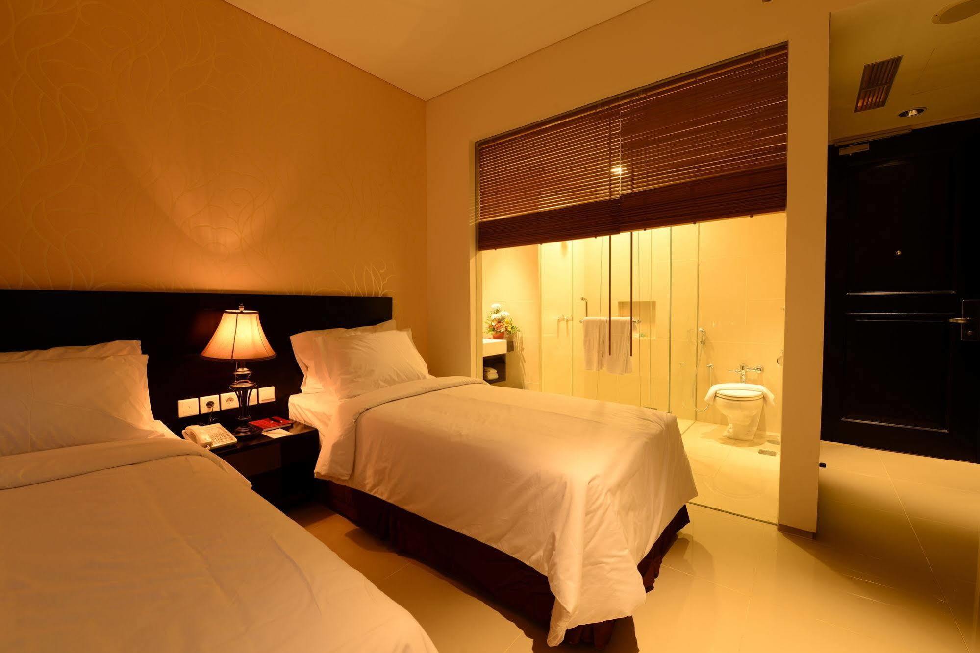 Emilia Hotel By Amazing - Palembang Exterior photo