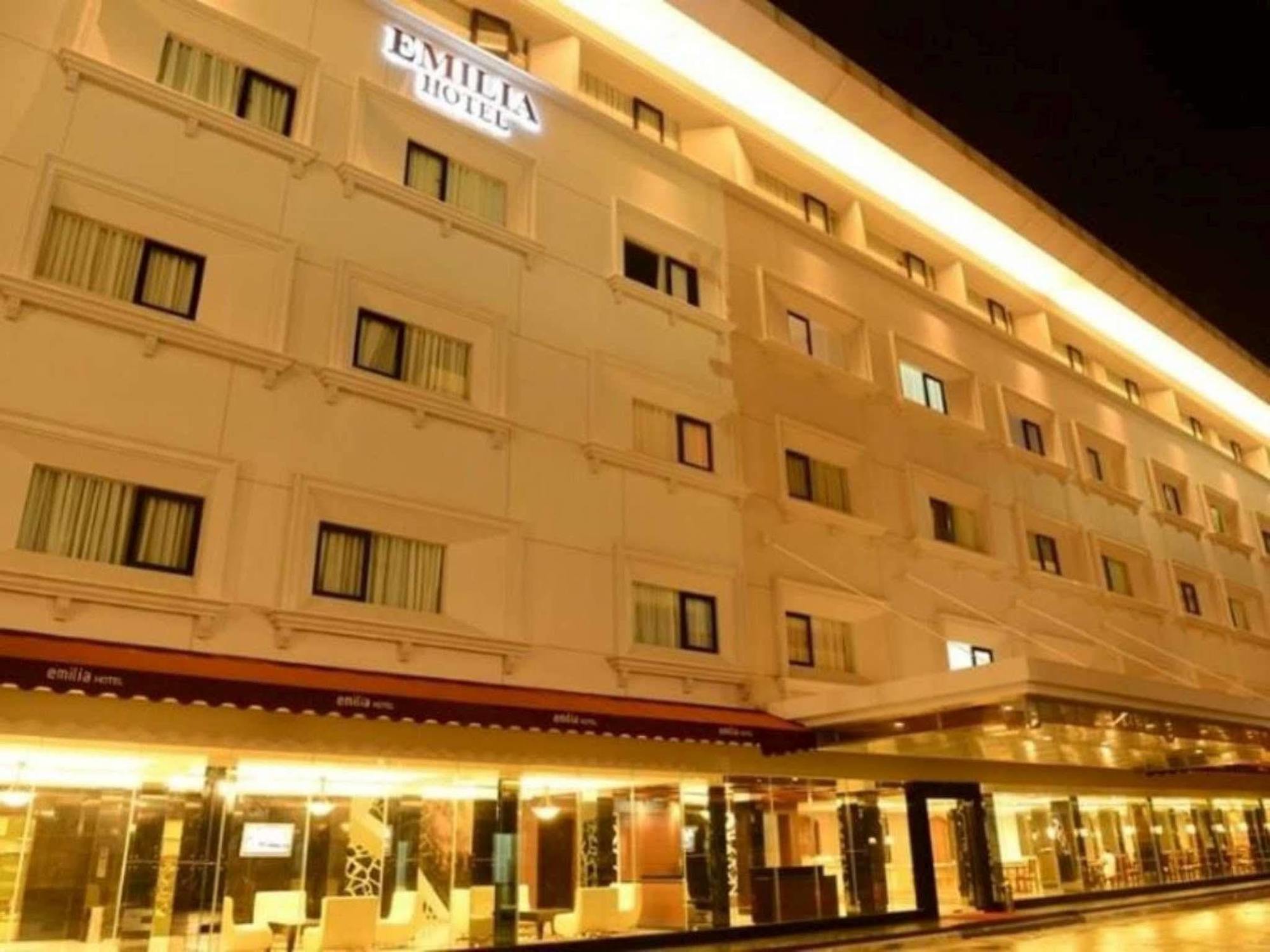 Emilia Hotel By Amazing - Palembang Exterior photo